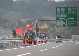 高速道路上で停止車両に追突する事故が相次ぐ…対策は？