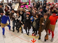 50人が南南東を向いてガブリ！ 横浜タカシマヤで恵方巻イベント