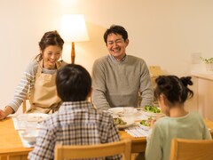 夫婦のスキンシップ、子供の前でどうしてる？