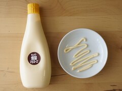 かけるだけで燻製の香り！ キユーピーの燻製マヨネーズを食べてみた！