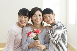 母親にとって「母の日」とは？ 母の日のプレゼントの意義は子どもの年齢で変わってくる