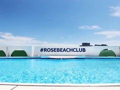 横浜中華街にプールがある!?　ローズホテル横浜の屋上プールは街中にありながらリゾート感たっぷり