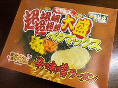 通常サイズの約7.3倍！「ペヤング 超超超超超超大盛ペタマックス辛味噌ラーメン」に総勢8人で挑む