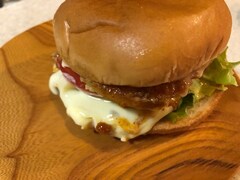 モスバーガーの金曜日限定メニューを知ってる？ 3つの「すぎる」がそろった超おトクバーガー