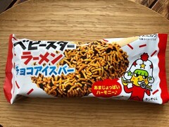 意外性に一瞬ギョッ！ 「ベビースターラーメンチョコアイスバー」はクセになる味。真似して「スーパーカップ」で作ってみたら…