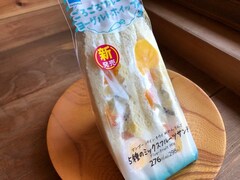 ファミマ史上最大量のフルーツを使った「5種のミックスフルーツサンド」を食べてみた