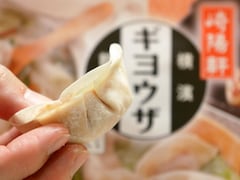 なぜ崎陽軒が「ギヨウザ」を販売？ 餃子の形をした「シウマイ」!?  焼いて、蒸して、茹でて食べてみた