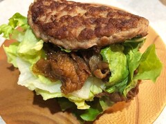 モスの毎月29日限定「にくにくにくバーガー」を実食！ 思わず二度見「え？」と思ってしまった理由とは