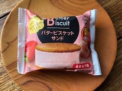 ファミマの「バタービスケットサンド あまおう苺」を実食。いちごの甘酸っぱさがクセになる味