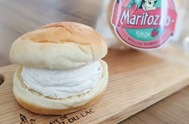 カルディの「マリトッツォ」にストロベリー登場！ とろけるクリームとイチゴの爽やかさで春気分