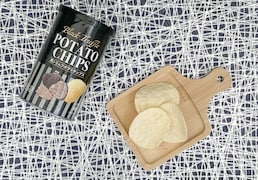 “大人のポテチ”とSNSで話題！ カルディの「黒トリュフポテトチップス」は見つけたら即買いしたいおいしさ