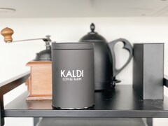 セットで買いたい！ 「カルディ」のコーヒー キャニスター缶とメジャースプーンはスタイリッシュで機能的 