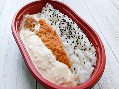 ローソンストア100「だけ弁当」第4弾！ 「白身フライ弁当」はドカンと揚げ物、タルタルたっぷりでボリューム満点