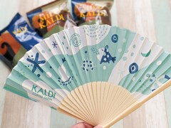 カルディ、コーヒー豆を買うともらえる「オリジナル扇子」はカバンに忍ばせたいオシャレアイテム