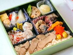 崎陽軒のちょっぴり豪華なお弁当！ 秋の味覚満載「松花堂弁当～松茸ごはん～」を食べてみた