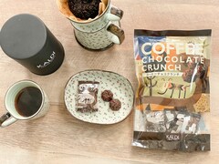 カルディの「コーヒーチョコクランチ」は、ほろ苦さと食感がクセになる大人のスイーツ