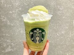 話題のスタバ新作は“もち入り”！ 年末年始限定の「抹茶玄米茶 もち フラペチーノ(R)」を堪能してみた