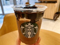 スタバ新作は2月14日まで！ オペラケーキを連想させる「まるでチョコ沼」な限定フラペチーノを実食