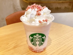 【スタバ新作】桜の花びら入り！ マカロンの食感が楽しい「さくら咲くサク フラペチーノ(R)」を実食