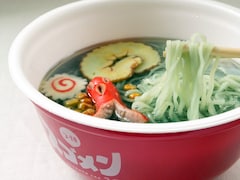 ヤバっ！ 青いスープのカップ麺、横浜にオープンした「ラー博スゴメンラボ」で作って食べてみた