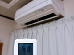 熱帯夜、エアコンをつけても暑くて寝付けないのはなぜ？ 【家電のプロが解説】