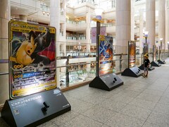 横浜・みなとみらいが「ポケモンカード」一色に！ 1000種類超が集結する展覧会は9月末まで