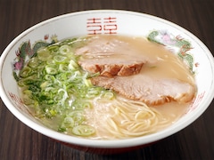 【ラー博】福岡の“素通りさせぬ”行列店「ふくちゃんラーメン」復活！ スッキリ味のとんこつラーメン