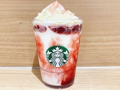 スタバ新作は贅沢ないちごミルク！ クリスマス限定の「ストロベリー メリークリーム フラペチーノ」