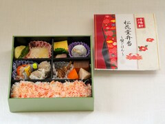 【崎陽軒】お正月に食べたい！ 蟹が白飯にたっぷりのった、冬ならではの「松花堂弁当 ～蟹ごはん～」