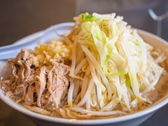 ラーメンの「天地返し」って何のこと？ 二郎ファンが行う「儀式」の正体とは【ラーメン評論家が解説】