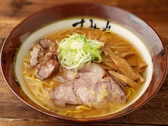 【ラー博】札幌「すみれ」30年前の濃厚味噌ラーメンが復活！ “すみれオールスターズ”が交代で厨房に