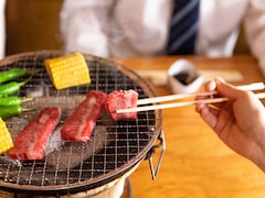 上司との焼き肉、誰が肉を焼くべき？ おしぼりで口を拭いてはダメってホント？ 【マナーのプロが解説】