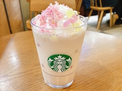 スタバ新作は3色だんご入り！ 桜をイメージした「花見だんごフラペチーノ」のお味は？【実食】