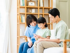 小3の子どもにスマホを持たせるか迷っています。友達みんな持ってると言うけど……どうすべきですか？