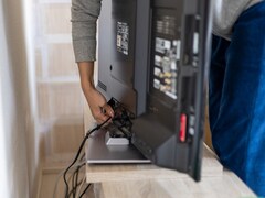 テレビをしばらく見ないとき、電源プラグを抜くと節電になりますか？ 【専門家が回答】