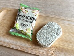 【カルディ】プチプチ食感が楽しいピスタチオダイス入り！ 「ピスタチオダックワーズ」を実食レビュー