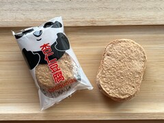 【カルディ】人気スイーツ「パンダ杏仁豆腐」がダックワーズに！ サクふわ食感＆甘いクリームが絶妙