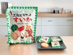 【カルディ】人気のお菓子に限定夏味が登場！ 話題の「豆乳ビスケット すいかクリーム」を実食