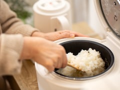 炊飯器でごはんが炊けたあと、「すぐほぐす」「待って蒸らす」どちらが正解？ 【家電のプロが解説】