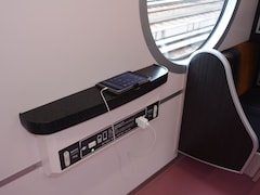 地下鉄丸ノ内線の車両内にコンセントが設置されている理由は？ 使っている人はまれだが……