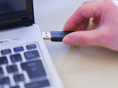 ノートパソコンから「USBメモリ」をいきなり抜いても問題ない？【パソコンのプロが回答】