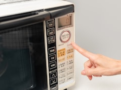 電子レンジで加熱中に火花が……原因は？ 使い続けても大丈夫なの？【家電のプロが回答】