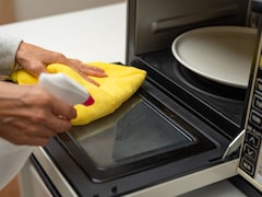 電子レンジの掃除は毎日しないとダメ？ 怠ると何が起きる？【家電のプロが回答】