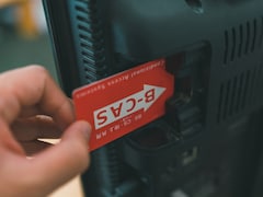 「B-CASカード」の抜き差し、テレビの電源を入れたままでも大丈夫？ 専門家に聞いた結果は