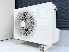 エアコン室外機からゴキブリが家に侵入するって本当？ 専門家に聞いてみたら