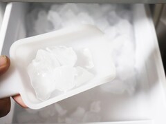 自動製氷機で氷を作るときは「水道水」じゃないとダメ？ 【専門家に聞いた】