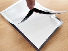 【セリア】冷蔵庫の“プリントヒラヒラ”解消！「マグネットフレームシート」でプチストレスとおさらば