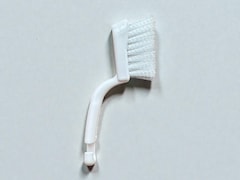 【ダイソー】考え抜かれたフォルムとブラシ先に驚き！「網戸洗いブラシ」で網戸掃除のストレス解消
