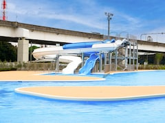 横浜市のプール4選！ 1時間100円の格安市民プールから、みなとみらいを一望できるホテルのプールまで