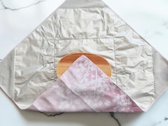 布なのにくっつく!? 結ぶ手間ゼロ・しっかり保冷「ORIBA 保冷ふろしき」を買い物の“新たなお供”に